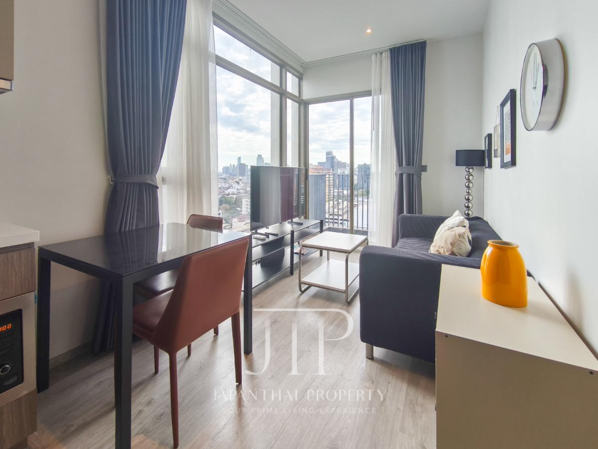 *Rhythm Ekkamai Estate*  41sq.m 1+1bed corner unit for rent in Ekkamai area.