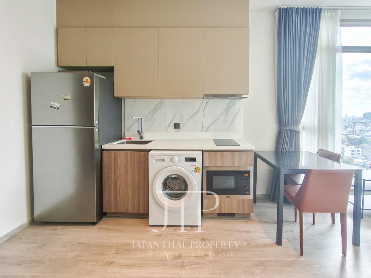 *Rhythm Ekkamai Estate*  41sq.m 1+1bed corner unit for rent in Ekkamai area.