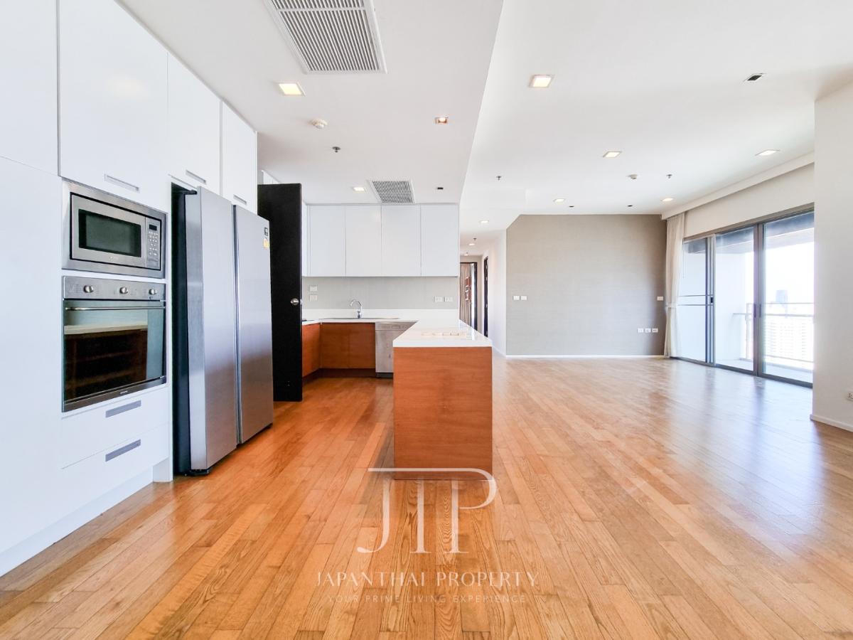 *The Madison*  Spacious 3 bedrooms with maid\'s room and big balcony, 1 minute to BTS Phrom Phong.