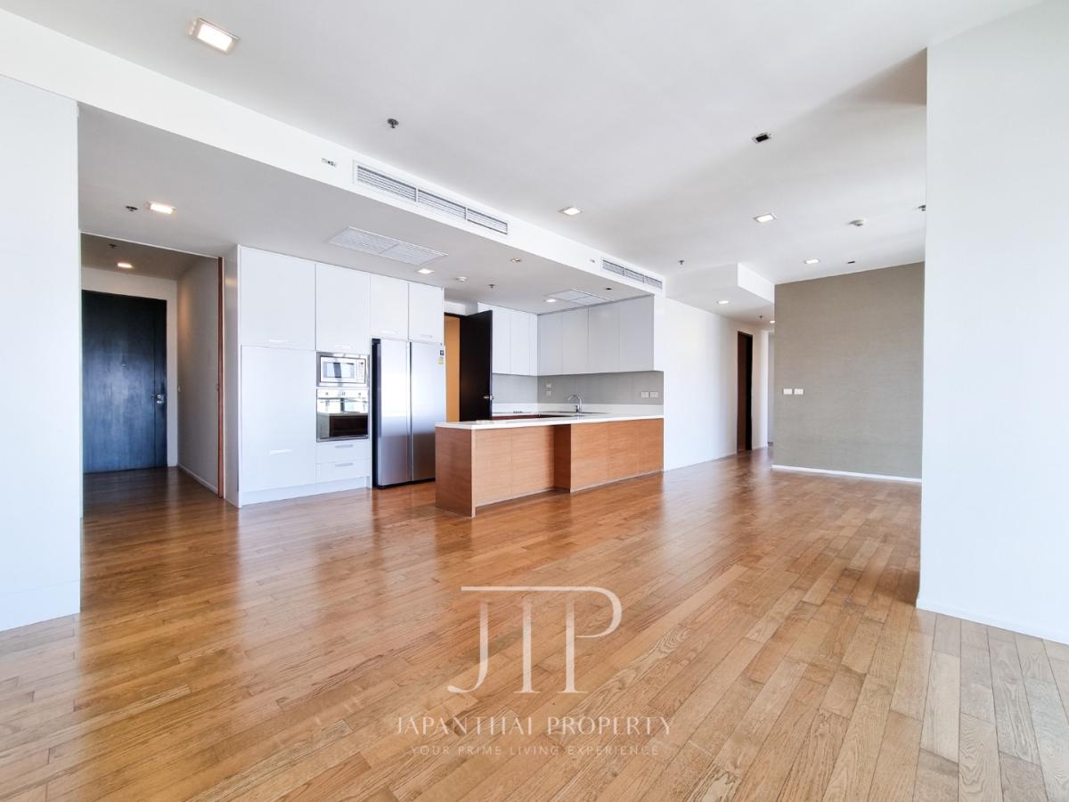 *The Madison*  Spacious 3 bedrooms with maid\'s room and big balcony, 1 minute to BTS Phrom Phong.