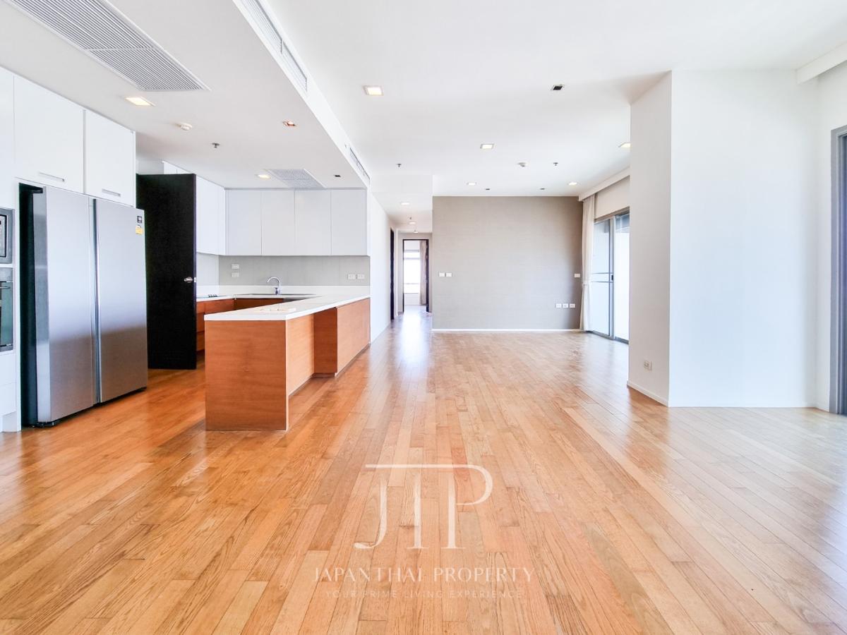 *The Madison*  Spacious 3 bedrooms with maid\'s room and big balcony, 1 minute to BTS Phrom Phong.