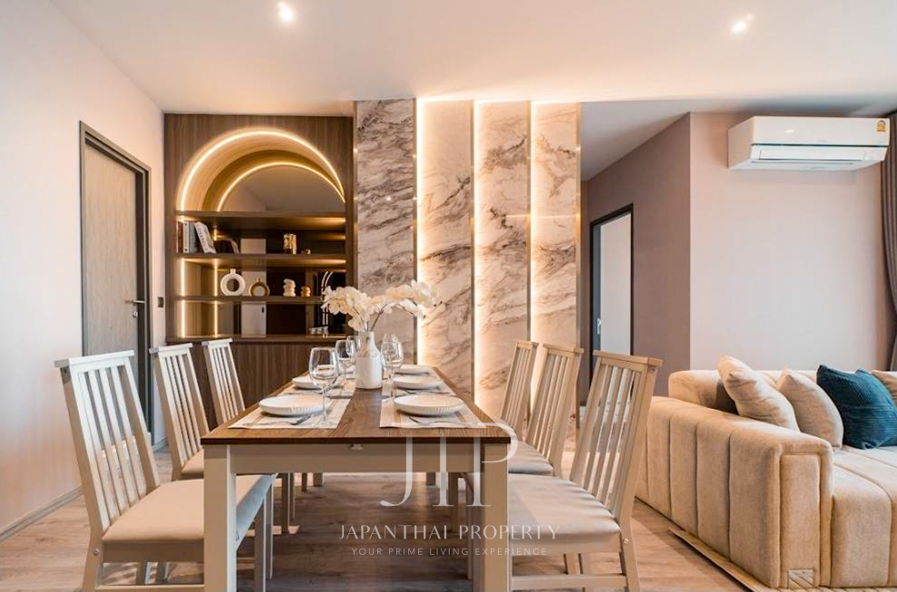 *Rhythm Ekkamai Estate* Luxury stylish 2-Bedrooms corner unit with clear view, for rent in Ekkamai area.