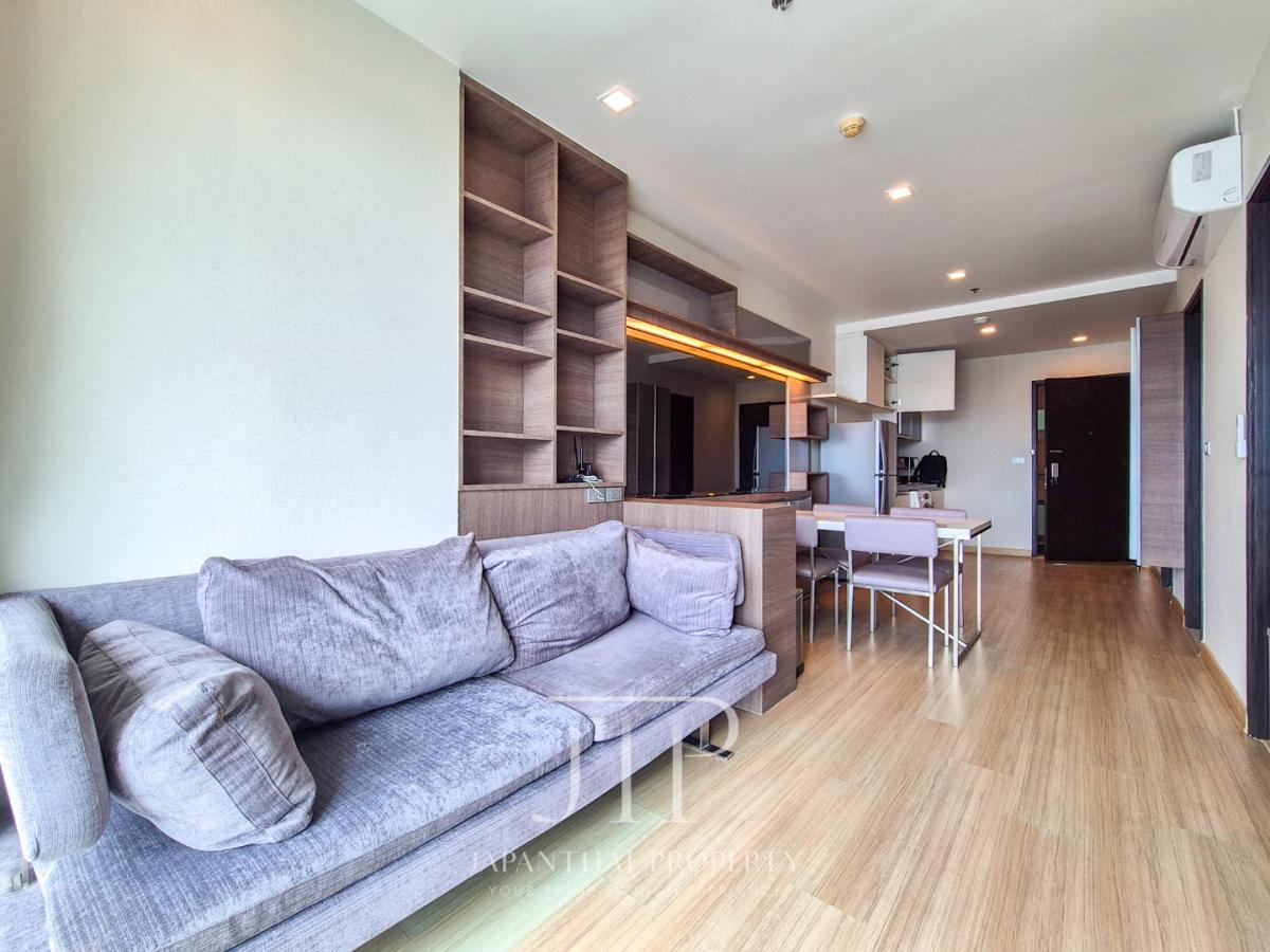 *Skywalk Condominium* high floor open view 60sq.m 2bed unit in Phra Khanong area.