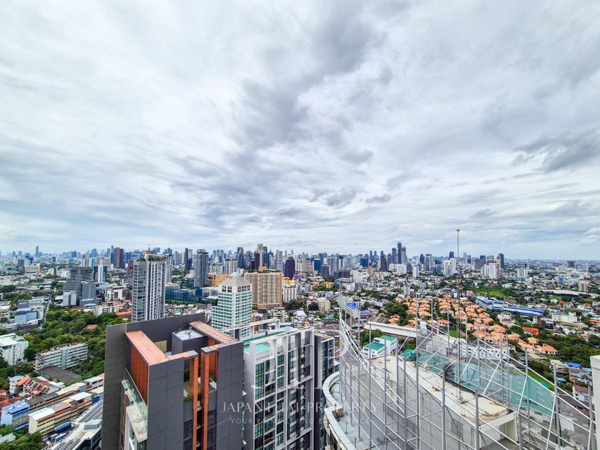 *Skywalk Condominium* high floor open view 60sq.m 2bed unit in Phra Khanong area.