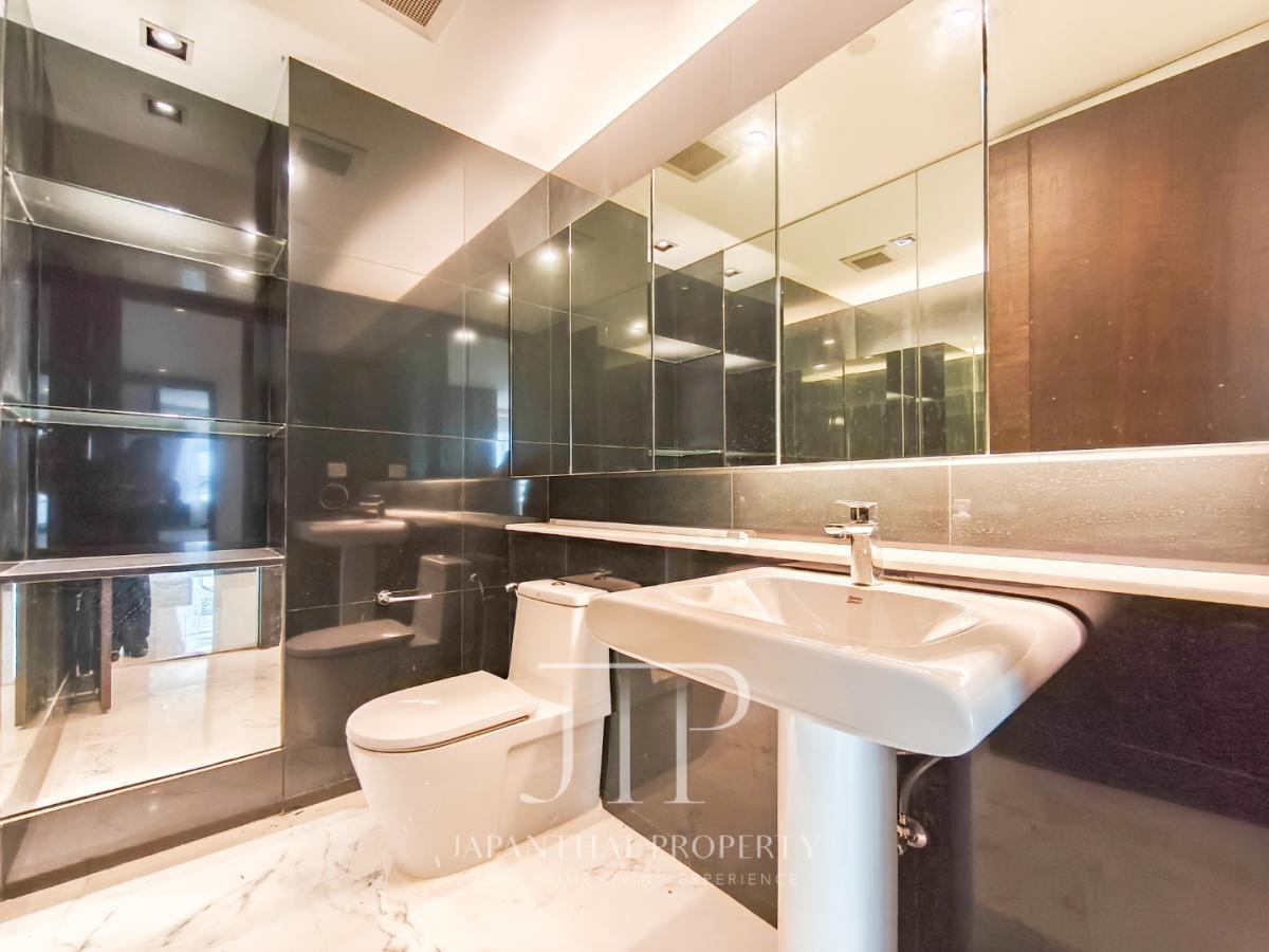 *Ideal 24*  whole floor 326sq.m 4bed + maid room on mid floor unit to rent in Phrom Phong  