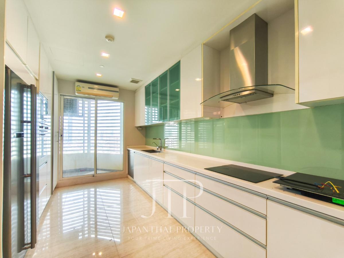 *Ideal 24*  whole floor 326sq.m 4bed + maid room on mid floor unit to rent in Phrom Phong  