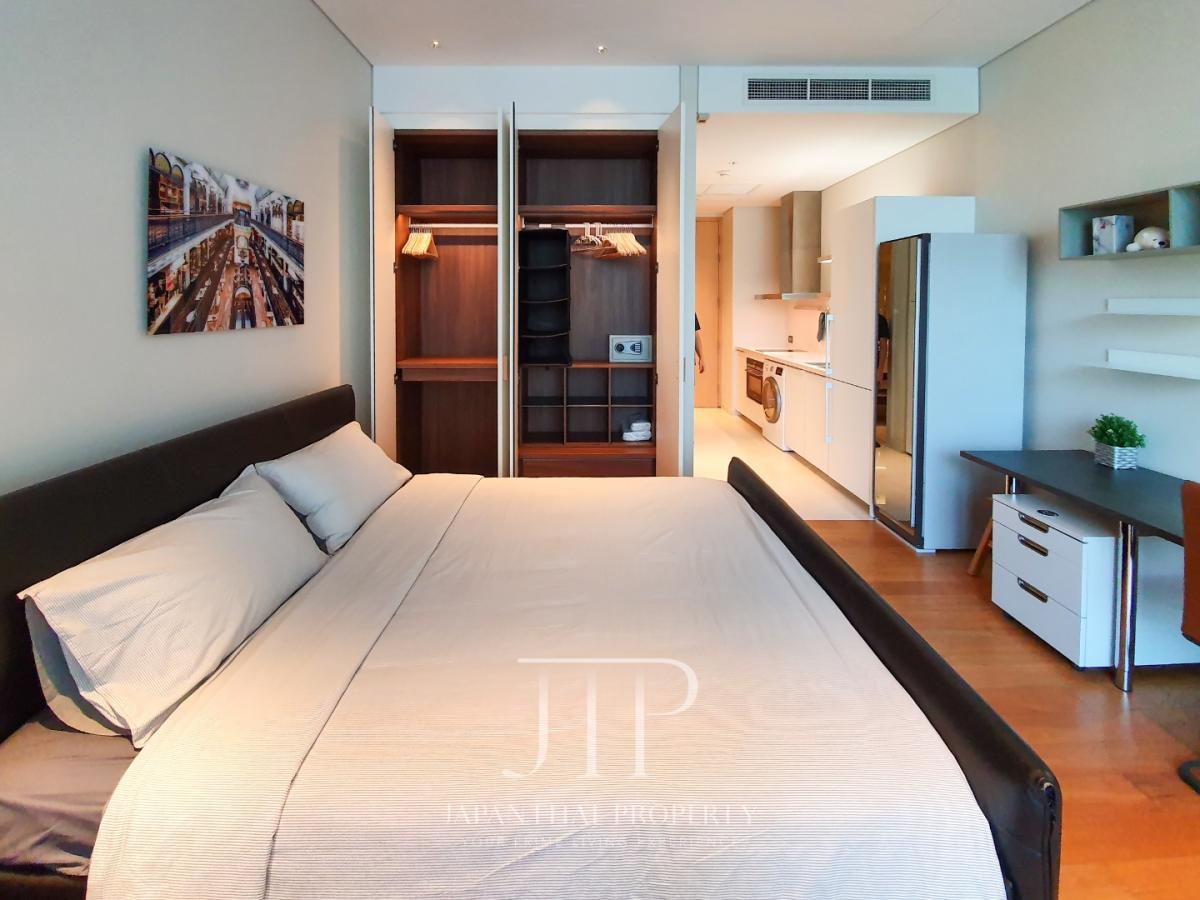 *Sindhorn Residence*  Modern minimal style 40sqm studio unit in Langsuan area