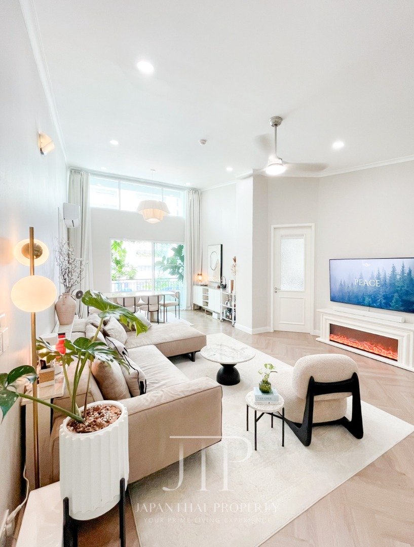 *The Bangkok Sukhumvit 61*  Fully renovated 120sq.m 3bed unit for rent in Ekkamai area. 