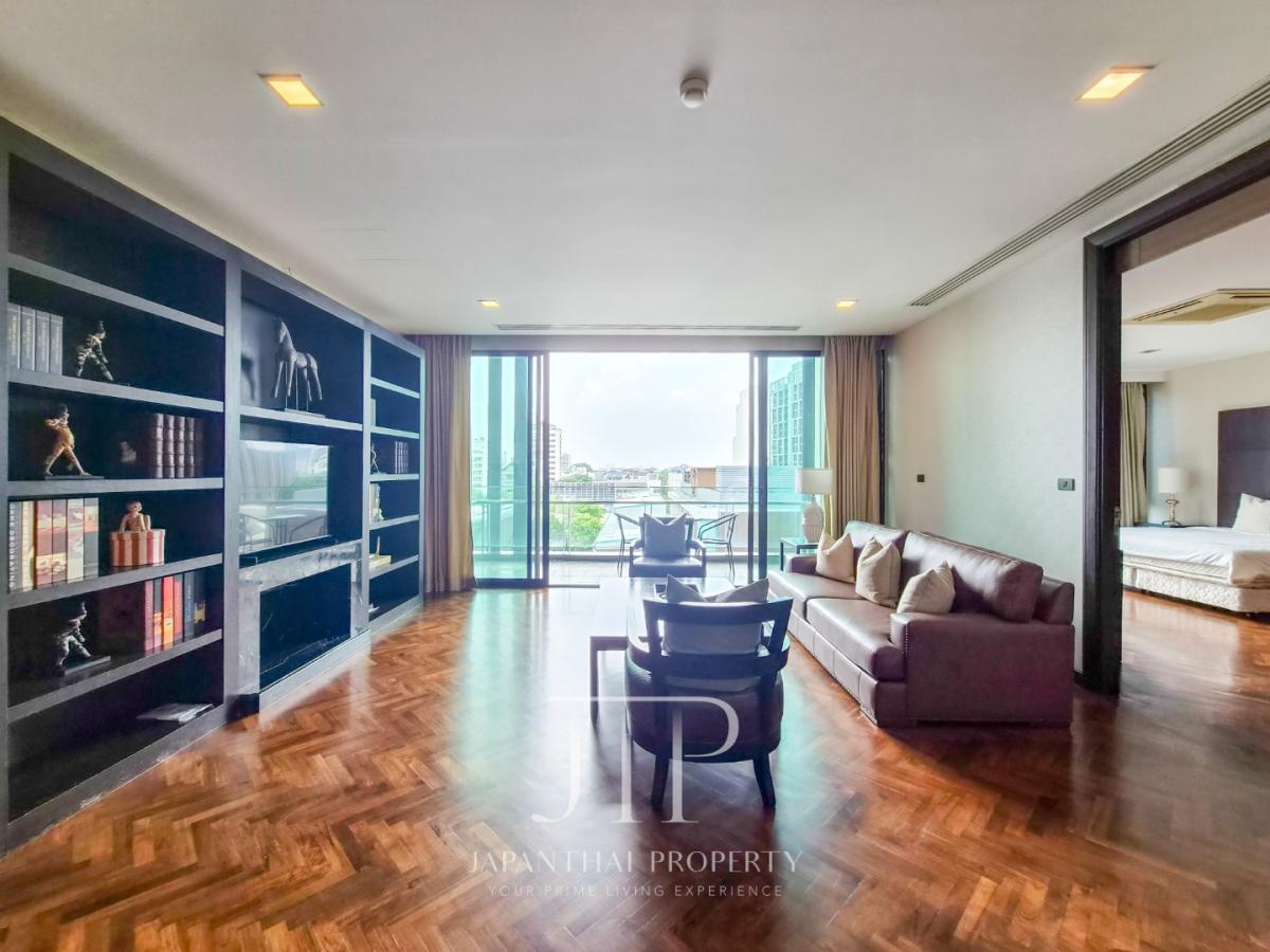 *Apartment in Ekkamai, walk 5 mins to BTS Ekkamai*  Rent:100,000THB 180sq.m 2bed with maid room for rent. 