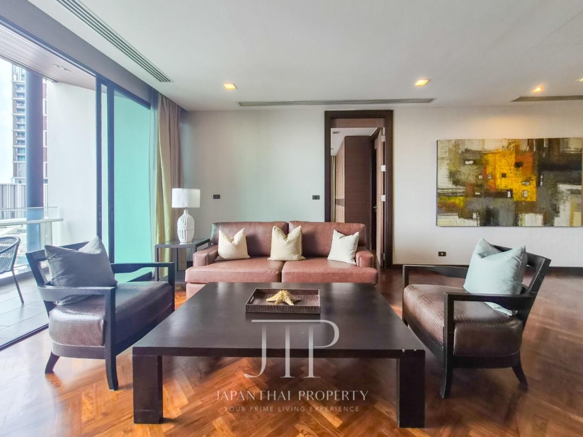 *Apartment in Ekkamai, walk 5 mins to BTS Ekkamai*  Rent:100,000THB 180sq.m 2bed with maid room for rent. 