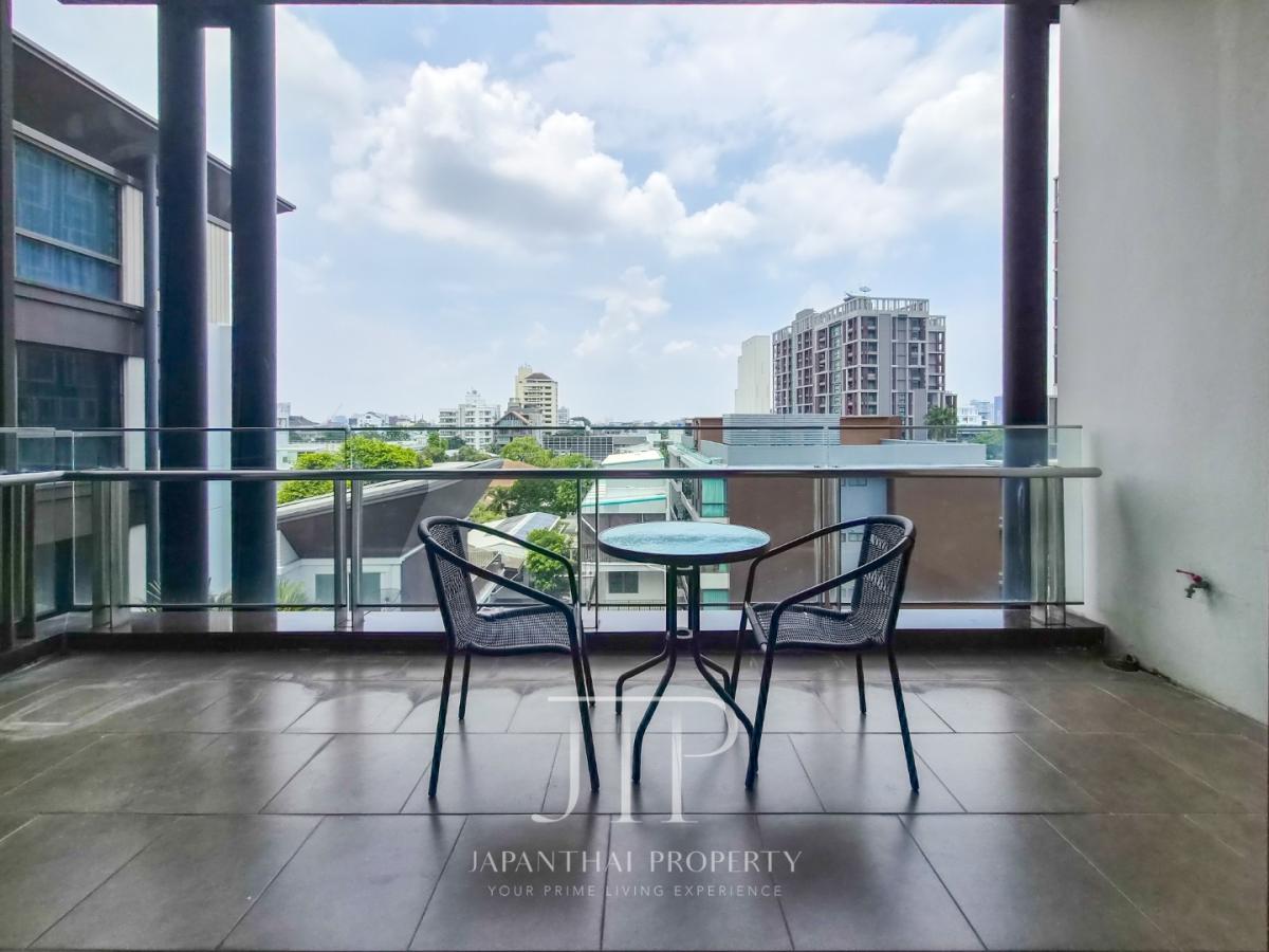 *Apartment in Ekkamai, walk 5 mins to BTS Ekkamai*  Rent:100,000THB 180sq.m 2bed with maid room for rent. 