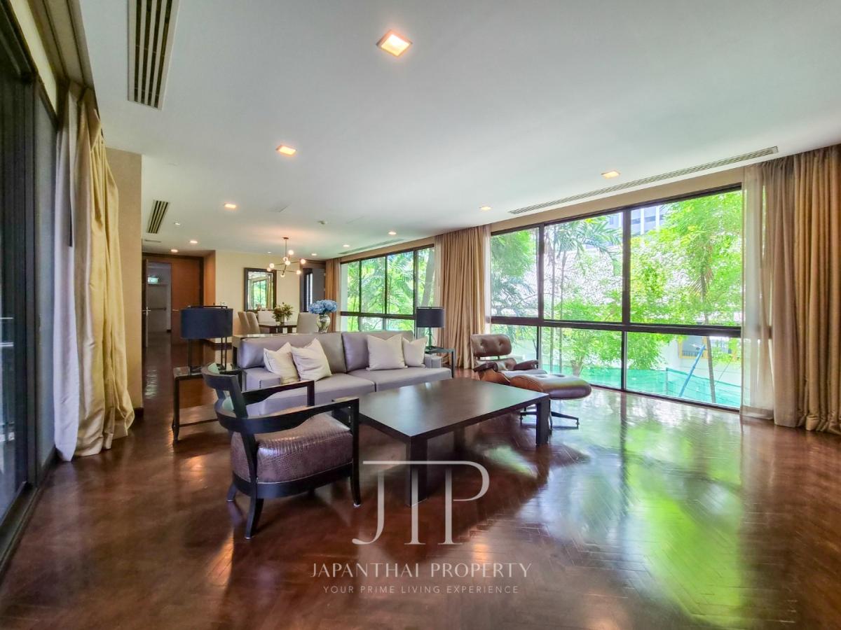 *Apartment in Ekkamai, walk 5 mins to BTS Ekkamai*  Rent:110,000THB 200sq.m 2bed with maid room for rent. 