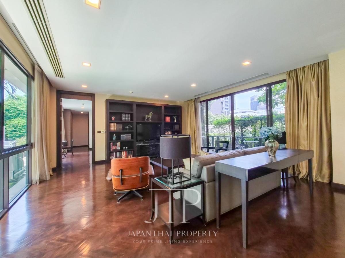*Apartment in Ekkamai, walk 5 mins to BTS Ekkamai*  Rent:110,000THB 200sq.m 2bed with maid room for rent. 