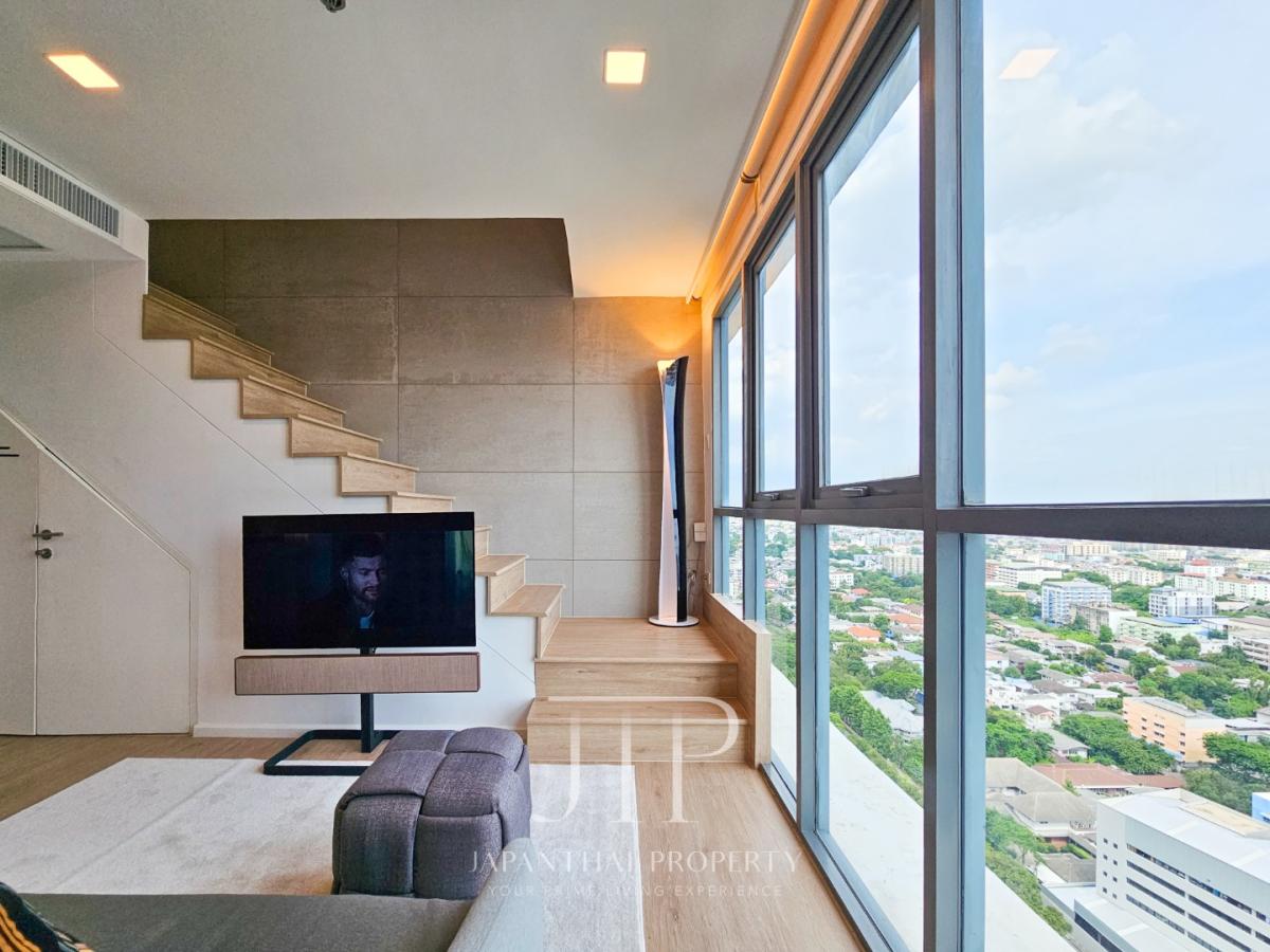 *Ideo Mobi Sukhumvit 81*  Rent: 30,000THB Fully renovated 45sq.m duplex 1bed unit nearby BTS Onnut station.  *No-pet* *Minimum 1 year rent* 