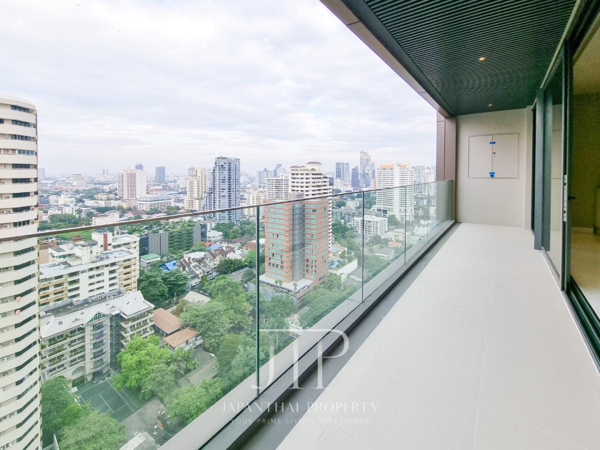*Vittorio 39*  Rent: 157,000THB  141sqm 2bed on high floor with open view unit for rent in Phrom Phong area.  