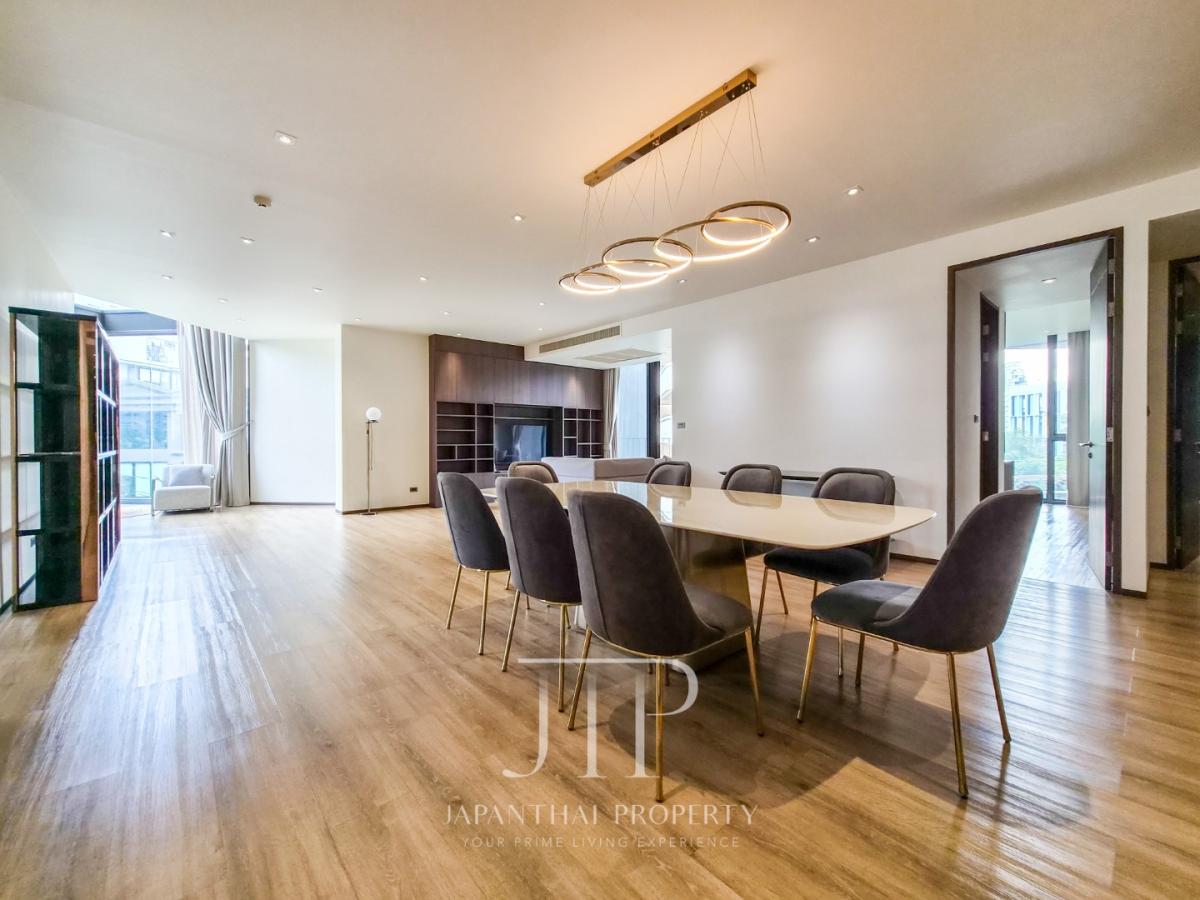 *Raveevan Space*  Pet friendly Rent : 190,000THB with furnished, 160,000THB unfurnished 270sq.m 3+1bed fully furnished unit for rent in Phrom Phong area. 