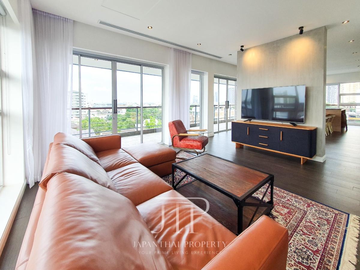 *Penthouse Condominium* Rent : 180,000THB Penthouse unit with movie theater 255sqm 4bed in Ekkamai area*