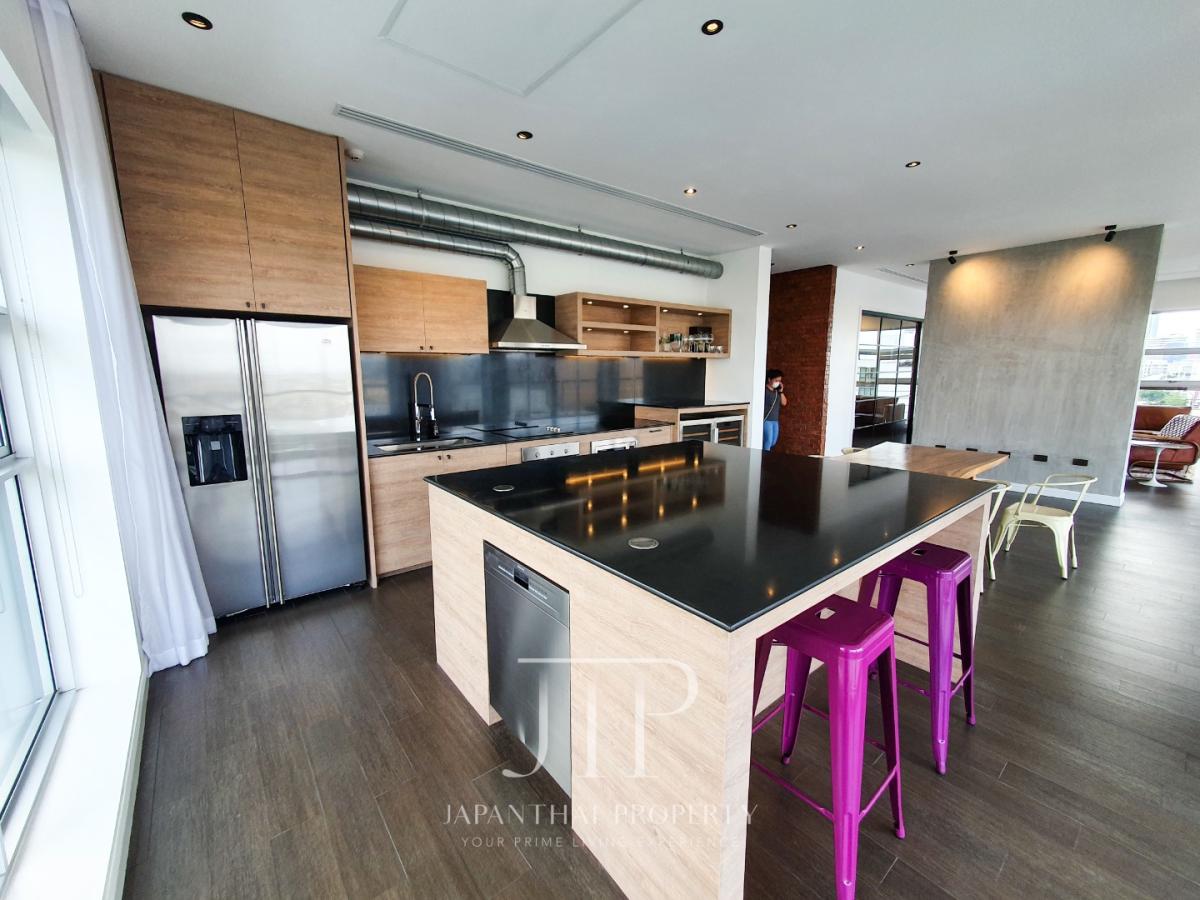 *Penthouse Condominium* Rent : 180,000THB Penthouse unit with movie theater 255sqm 4bed in Ekkamai area*